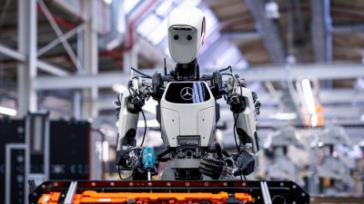 Haumanoider Roboter mit Akkuschrauber