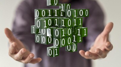 Datencodes schweben über schützenden Händen