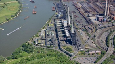 Luftaufnahme einer industriellen Anlage an einem Fluss