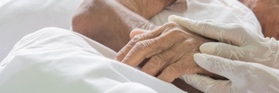 Hand einer alten Person