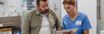 Ärztin erklärt adipösem Mann Testergebnisse