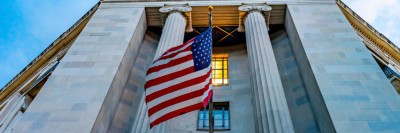 Flagge der UAS an einem Gebäude