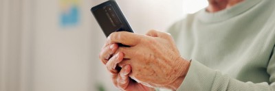 Alte Person am Handy