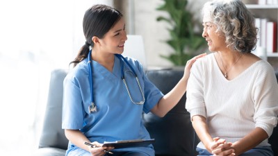 Arzt-Patienten-Gespräch, Junge Ärztin im Gespräch mit Patientin