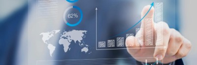 Graphen, Mann zeigt auf Touchpad