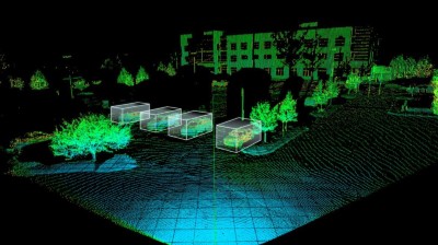 Punktwolke einer Straßenszene mit Bäumen, einem Gebäude und markierten Objekten in durchsichtigen Kästen.