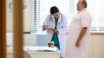 Mann bei Gewichtskontrolle