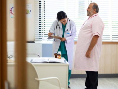 Mann bei Gewichtskontrolle