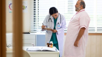 Mann bei Gewichtskontrolle