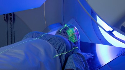 Frau bei Strahlentherapie