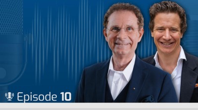 DGI-Podcast. Blauer Hintergrund in mehreren Schattierungen. im Vordergrund Textzug: Prof. Knut A. Grötz. Von der PZR zur PBI - Mehr Wert für Patient und Praxis