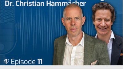 DGI-Podcast. Blauer Hintergrund in mehreren Schattierungen. im Vordergrund Textzug: Dr. Christian Hammächer. Vom Klinikflur ins DGI-Präsidentenamt