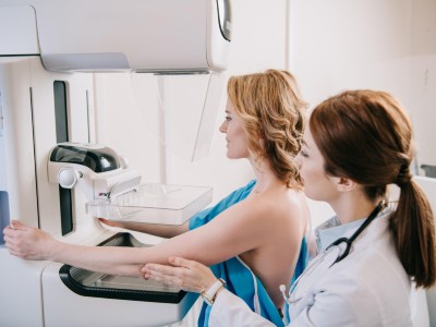 Radiologin richtet Mammographiescreening ein