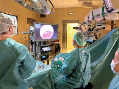 Aufbau bei einer endoskopische Mittelohrchirurgie