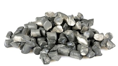 99,9 % feines Lithium, isoliert auf weißem Hintergrund