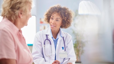 Ärztin im Gespräch mit Patientin