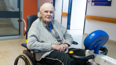 Alte Frau in einem Rollstuhl