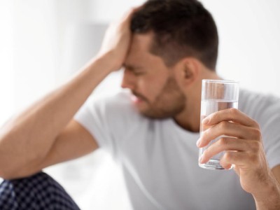 Junger Mann trinkt Wasser