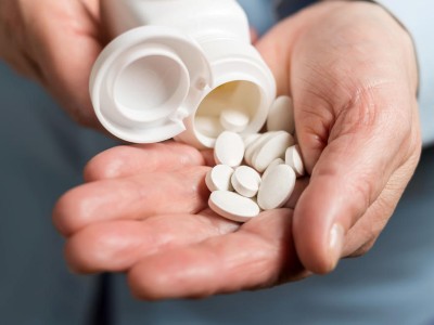 Tabletten werden in Hand geschüttet