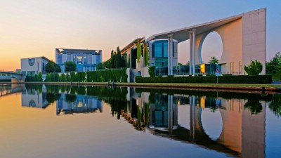 Bundeskanzleramt in Berlin, gespiegelt im Fluß Spree bei Sonnenaufgang. 