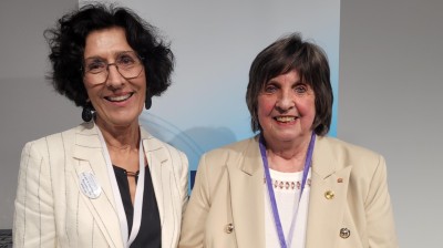 DBfK-Präsidentin Vera Lux (li.) mit Preisträgerin Gertrud Stöcker 