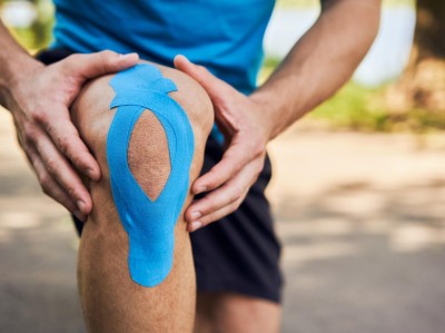 Kinesiotape um das Knie herum