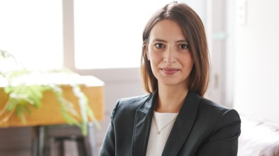 Jana Söffken, eine junge Frau mit braunem, halblangem Haar. 