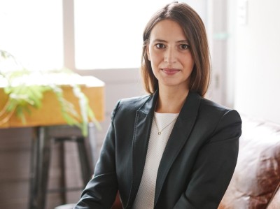 Jana Söffken, eine junge Frau mit braunem, halblangem Haar. 
