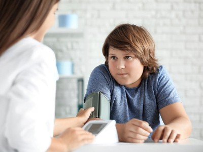 Adipösem Jungen wird Blutdruck gemessen