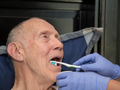 Zähne putzen bei pflegebedürftigem Senioren