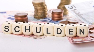 AdobeStock_12517475_Schulden_Würfel_Geld