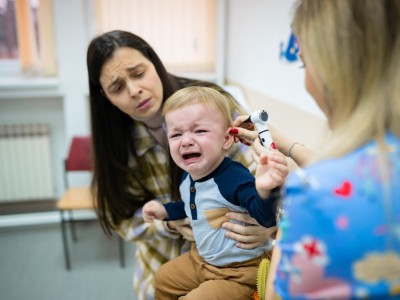 Ohruntersuchung bei einem Kleinkind