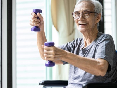 Ältere Frau mit Hanteln