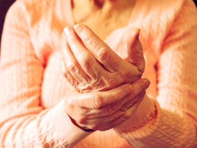 Ältere Frau mit schmerzender Hand