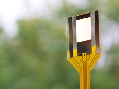 Flexible Elektronik am Beispiel einer kontaktierten OLED auf Dünnglas.