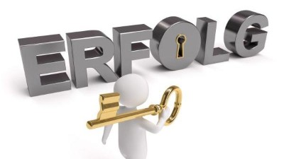 Weiße Figur trägt goldenen Schlüssel auf der Schulter, im Hintergrund Schriftzug "Erfolg".