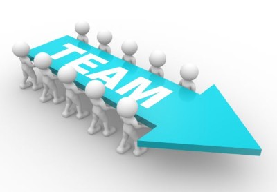 Mehrere Figuren tragen einen Pfeil mit dem Schriftzug Team.