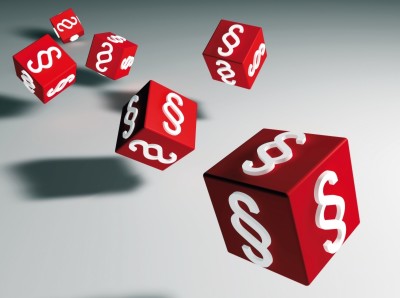 Roter Würfel mit weißen Paragrafensymbolen
