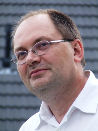 Prof. Dr. Bernd Aschendorf ist Professor für elektrische Maschinen und Gebäudesystemtechnik an der Fachhochschule Dortmund.