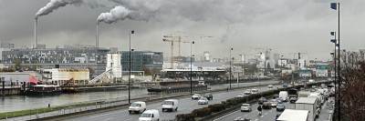 Rauchende Schornsteine an Stadtautobahn