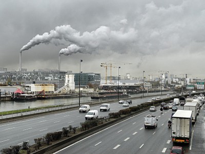 Rauchende Schornsteine an Stadtautobahn