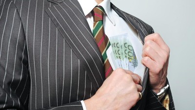 Geschäftsmann streicht Geld ein