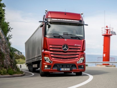 Schwere Lkw Mercedes Benz Prasentiert Den Neuen Schweren Lkw Actros Springerprofessional De