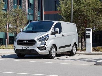 Leichte Lkw Transporter Ford Bringt Zwei Nutzfahrzeuge Mit Plug In Hybridantrieb Springerprofessional De