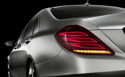Automobil Motoren Die Neue S Klasse Ohne Gluhbirnen Mit Stop Go Pilot Und Airbag Fur Den Sicherheitsgurt Springerprofessional De