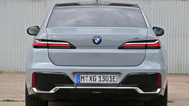 BMW i7