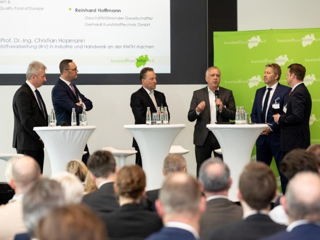 Reinhard Hoffmann (Gerhardi Kunststofftechnik und Kunststoffland NRW) und Moderator Christian Hoppmann (RWTH Aachen)