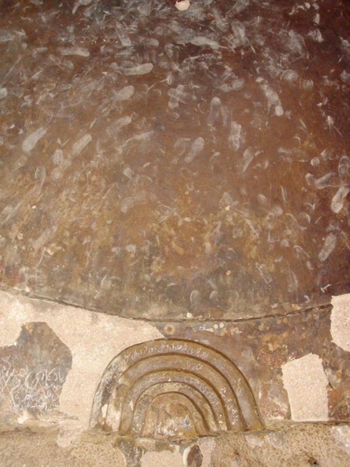 A photograph depicts dusted ceiling of cave A caused by throwing sanded shoes at the ceiling.