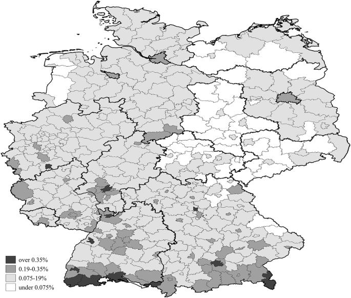 A map highlights the emigration rates of citizens in percentage in administrative districts of German in four ranges during the years 2017 and 2018.
