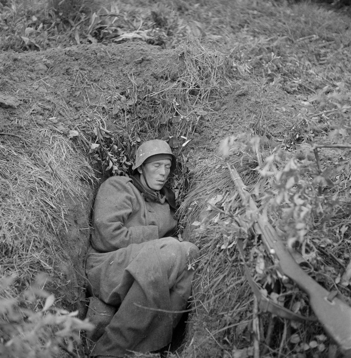The black and white photograph of an exhausted Finnish soldier during the summer battles of 1944.